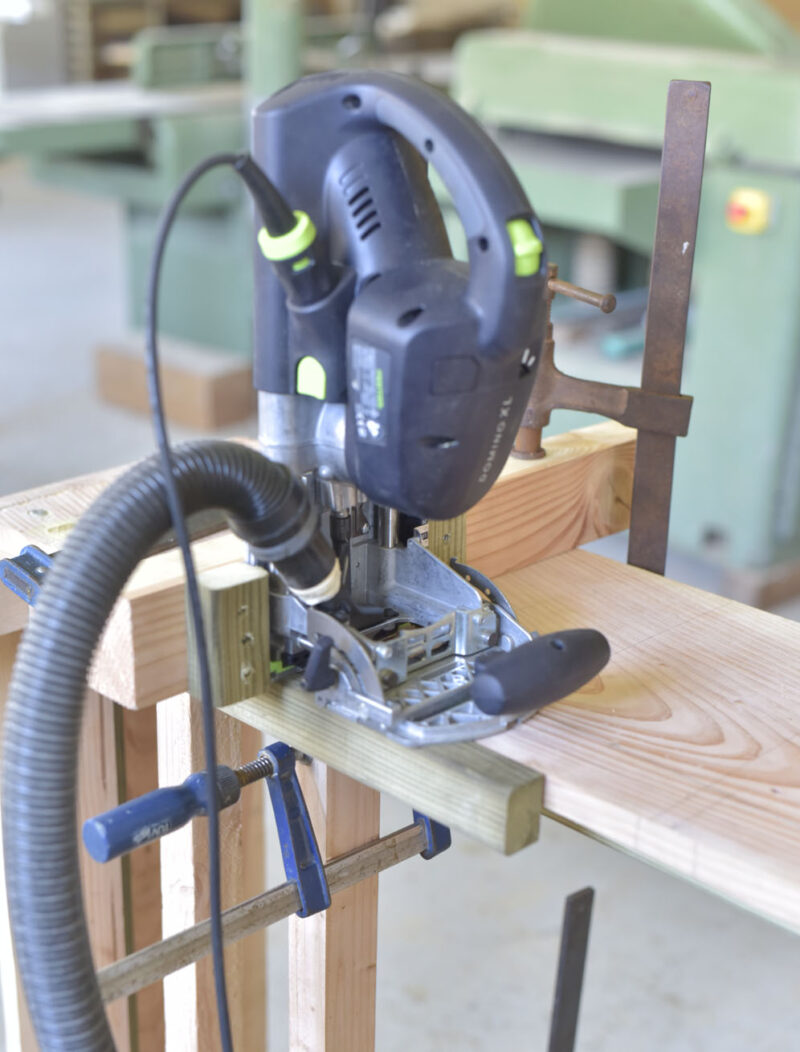 assemblage avec une machine de charpente